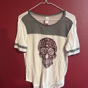No Boundaries Gray and White Skull Graphic Tee